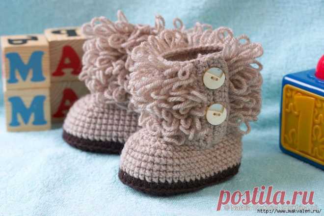 Пинетки-сапожки угги (Ugg). Описание вязания крючком (на возраст 0-6 месяцев). Узор из вытянутых (длинных) петель крючком. Таблица размеров детских но.