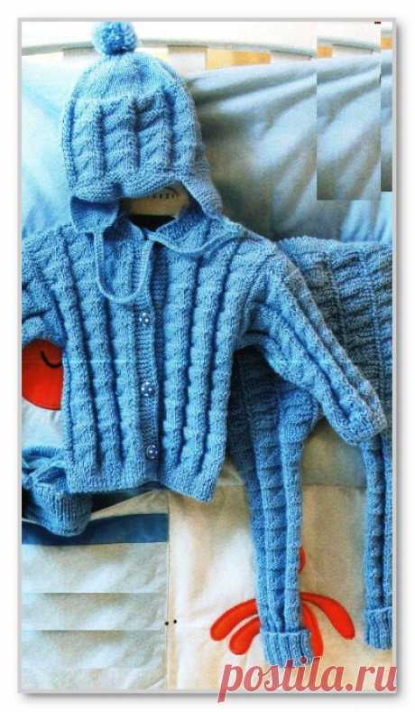 Вязание детям спицами. Фотогалерея моделей для детей от 0 до 3 лет. Однотонный комплект с рельефными узорами: пинетки, шапочка, кофточка и штанишки для мальчика 6-12 месяцев