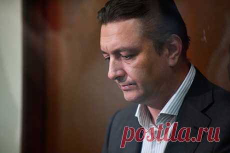 Российский чиновник заявил о своей невиновности в убийстве любовницы. В Подольском городском суде по делу об убийстве любовницы обвиняемый в преступлении бывший глава Раменского района Андрей Кулаков заявил о своей невиновности. В беседе с журналистами экс-чиновник сказал, что будет добиваться полного оправдания. На кадрах Кулаков говорит, что семья и жена его поддерживают.