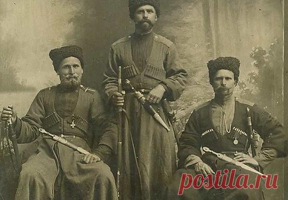 Кто жил на Дону до прихода казаков Донские казаки доподлинно известны с середины XVI века. О происхождении казаков, и в частности донских, выдвинуто много противоречивых версий. Первое имя донского казака, известное из источников – Сары-Азман – очевидно, тюркское. Правда, вскоре становятся известны и славянские имена казаков. Вероятно, в сложении донского казачества принимали участие разные народы. Помимо переселенцев из русских земель, среди казаков были и потомки народов...