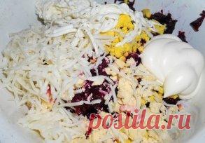 Закуска «Новогодняя»
Список ингредиентов
свекла отварная — 2 шт
яйца отварные — 2-3 шт
твердый сыр — 150 г
чеснок — 2 зубчика
морковь отварная или сырая — 1 шт
соль, перец — по вкусу
сельдь слабосоленая (филе) — 1/2 шт
майонез — по вкусу
лист салата, петрушка — для украшения
грецкие орехи — 2-3 шт
Способ приготовления
Свеклу почистить и натереть на средней терке. У яиц отделить желтки от белков. Желтки размять и добавить к свекле вместе с натертым (можно и плавленным) сыром (половиной). Посол