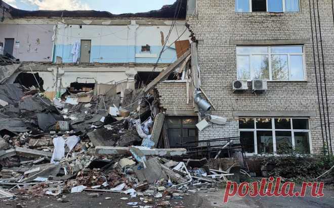 В Екатеринбурге из рухнувшего офисного здания вывели более 20 человек. В Екатеринбурге из частично обрушившегося трехэтажного офисного здания по улице Мартовской эвакуировали не менее двух десятков сотрудников, сообщили в пресс-службе прокуратуры Свердловской области.