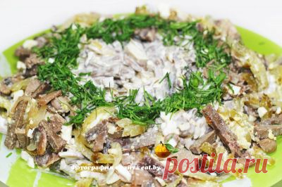 Салат с печенкой и грибами - рецепт: яйца,сыр,грибы,печень,майонез,огурец солёный