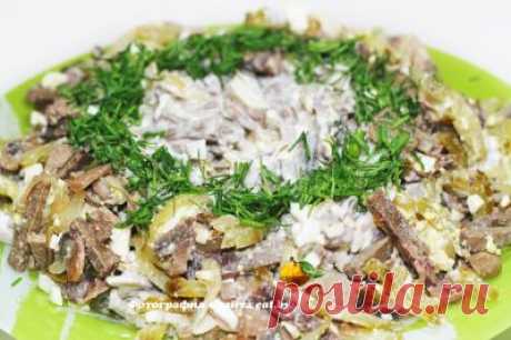 Салат с печенкой и грибами - рецепт: яйца,сыр,грибы,печень,майонез,огурец солёный
