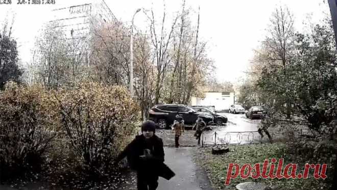 В Петербурге неизвестные преследовали детей с электрошокером, чтобы напасть на них. В Петербурге детям удалось спастись от преследователей с электрошокером. Об этом сообщает Telegram-канал "ДТП и ЧП СПб". Инцидент произошел в Купчино. На видео с домофона заметно, как четверо мальчиков бегут по дороге около дома ...