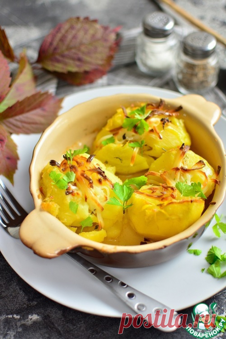 Разломленный пряный картофель с жареным сыром – кулинарный рецепт