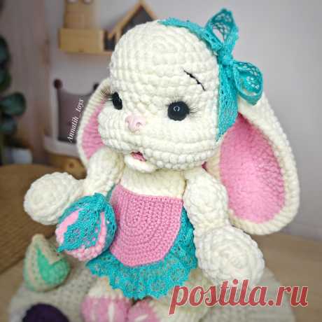 PDF Пасхальный кролик крючком. FREE crochet pattern; Аmigurumi toy patterns. Амигуруми схемы и описания на русском. Вязаные игрушки и поделки своими руками #amimore - плюшевый заяц, большой зайчик из плюшевой пряжи, кролик к Пасхе, зайчонок, зайка, крольчонок.