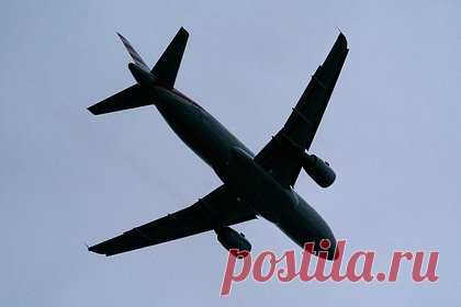 Стекло в кабине пилотов пассажирского самолета треснуло во время полета над США