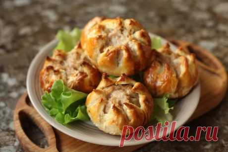 Необычные пирожки из слоеного теста с фаршем. Очень быстро и вкусно Необычные пирожки из слоеного теста с фаршем. Очень быстро и вкусно Хотите приготовить пирожки, но не хотите возиться с приготовлением теста.Тогда предложу вам простой рецепт приготовления пирожков с ...