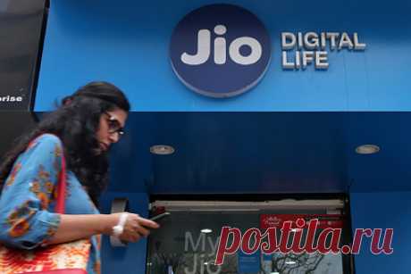 На рынке смартфонов наступил кризис. Индийский производитель электроники Jio отложил выход совместно разработанного с Google смартфона из-за дефицита микрочипов. Ранее эксперты и производители неоднократно предупреждали грядущем кризисе. По самым оптимистичным прогнозам, нехватка чипов будет осуществляться до второго квартала 2022-го.