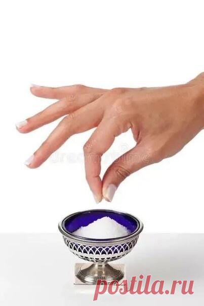 Брошенная за порог щепотка соли прогонит все беды и несчастья из вашего дома.
С помощью обычной поваренной соли можно свести на нет любой наговор на человека, вылечить практически любую болезнь и просто очистить от негативной энергии дом.

Лучше всего проводить данный обряд, когда дома или в квартире никого нет. Взяв щепотку в руки, подходим к входной двери и кидаем соль через порог, произнося следующие слова:
«С глаз долой, из сердца вон,

тьму из дома прогоняю,

с легким...