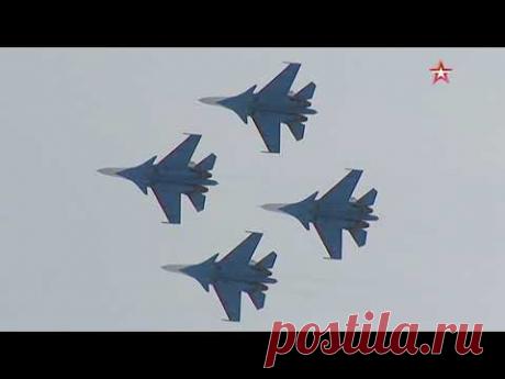 "Небесный цветок". "Русские витязи" показали новую фигуру высшего пилотажа Авиаторы вертикально поднимаются вверх и на высоте примерно 1000 метров разлетаются в стороны. Лётчики единственной в своём роде пилотажной группы ВКС "Русские витязи" на тяжёлых истребителях Су-30 СМ продемонстрировали фигуры высшего пилотажа на авиабазе в подмосковной Кубинке...