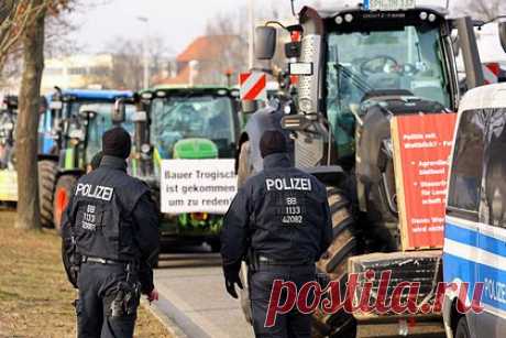 Президент Германии дал совет правительству из-за протестов в стране. Президент Германии Франк-Вальтер Штайнмайер заявил, что правительству страны под руководством канцлера Олафа Шольца следует лучше объяснять свои решения населению. Он подчеркнул, что доверие людей к ведомству падает. Поэтому оно должно быть заинтересовано в том, чтобы лучше информировать их о своих действиях.