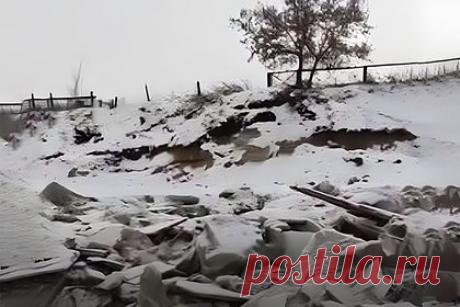 Берег Енисея «укрепили» унитазами. В Красноярском крае на берегу Енисея образовалась свалка из битых унитазов, гипсокартона, кафеля и арматуры. Общая площадь загрязнения составила 820 квадратных метров. В администрации поселка Есаулово считают, что скопление мусора у реки служит укреплением перед дальнейшим благоустройством набережной.