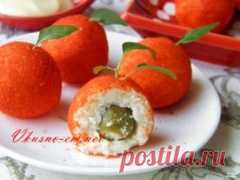 Закуска Мандаринки с плавленным сыром рецепт с фото Дорогие друзья! Сегодня предлагаю вам приготовить на праздник оригинальную закуску – Закуска Мандаринки, рецепт с фото. Остренькая закуска из плавленого сыра с чесноком по этому рецепту, получается эффектной, красивой, вкусной. Готовится легко за 15 минут. Остренький сыр с пикантной начинкой – оливкой! Попробуйте!