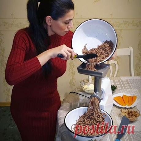 НОВОГОДНЯЯ ЗАКУСКА😍
.
Нарядный и эффектный в подаче рулет украсит собой любой праздничный стол😇
.
 Приготовить его сможет даже начинающий кулинар🥰
.
Такой рулет понравится и взрослым, и детям, и даже тем, кто на дух не переносит печень😋
.
А ГЛАВНОЕ☝️такую вкусную закуску 100% не купишь в магазине❗ДОМА ВКУСНЕЕ🥰
Так говорят все, кто его пробует😋
.
1 кг говяжьей печени
200 г молока
2 луковицы
2 крупных моркови
150–200 г сливочного масла
лавровый лист
соль сванская, черн...