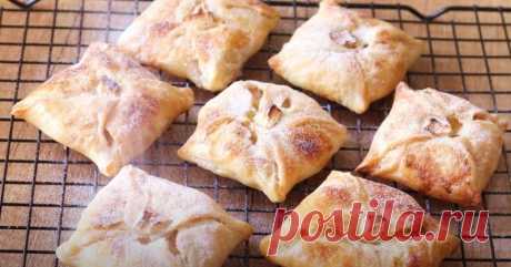 Слойки с яблочной начинкой