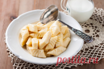 Картофельные ньокки с мускатным орехом Ньокки – это итальянские клецки. Подавай их со сметаной или томатным соусом.Ингредиенты: картофель - 1,5 кг яичные желтки - 3 шт. мука - 3-6 ст. л. перец - 2 ч. л. мускатный орех - 0,5 ч. л. соль - 1 ст. л.Приготовление:1.&nbsp;Картофель помыть, очистить от кожуры и отварить до...