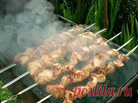 Маленькая хитрость при приготовлении шашлыка: если высыпать несколько горстей крупной поваренной соли на угли, это предотвратит образование пламени и копоти от капающего на угли жира, да и дольше сохранит тепло угля.