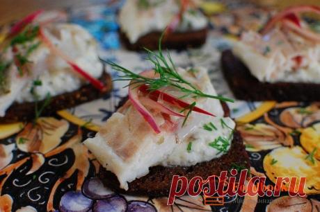 Рыбный бутерброд | Foodbook.su Рыбу для этих бутербродов можно использовать любую. В нашем рецепте - филе сибаса. Если винного уксуса нет, используем яблочный.