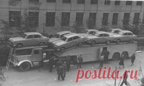 Экспериментальный автопоезд для перевозки легковых автомобилей Автопоезд А-820 был разработан в конце 50-х гг. сотрудниками Научно-исследовательского автомобильного и автомоторного института в сотрудничестве со специалистами Митинскиого завода Министерства автомо...