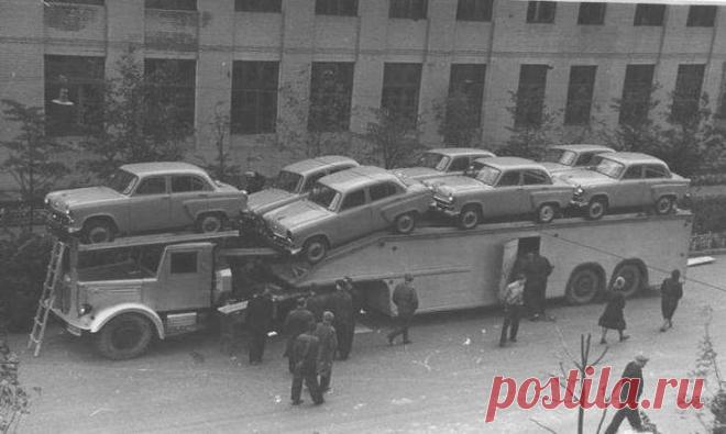 Экспериментальный автопоезд для перевозки легковых автомобилей Автопоезд А-820 был разработан в конце 50-х гг. сотрудниками Научно-исследовательского автомобильного и автомоторного института в сотрудничестве со специалистами Митинскиого завода Министерства автомо...