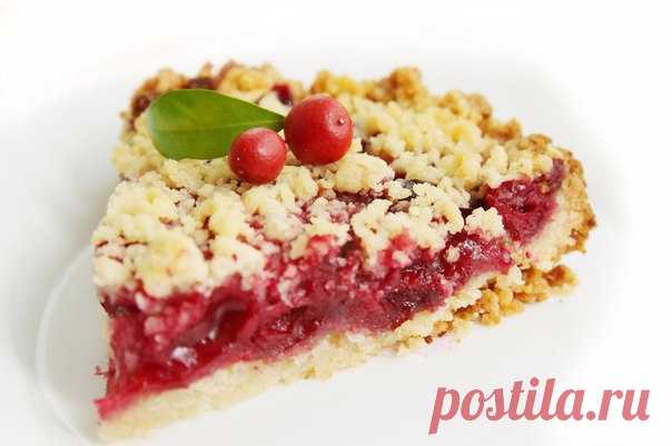 ТЁРТЫЙ ПИРОГ С ВАРЕНЬЕМ 

ИНГРЕДИЕНТЫ:
● 2 стакана муки
● 1 чайная ложка разрыхлителя 
● 1/8 чайной ложки соли
● 220 гр сливочного масла
● 1 стакан сахара
● 2 желтка
● 1 чайная ложка ванилина
● 110 гр джема или варенье (малиновое, например)
● сахарная пудра

ПРИГОТОВЛЕНИЕ:
1. Муку смешайте с разрыхлителем и солью. Сливочное масло взбейте миксером с сахаром. Вбейте яйца, продолжая взбивать. Всыпьте мучную смесь и ванилин. 
2. Замесите тесто и сформируйте шарик. 
3. Оберните...