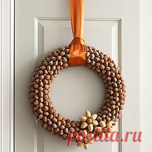Оригинальные венок из желудей. acorn crafts: haha! Now I can use the thousands of acorns in our yard in a craft. Everyone gets an acorn wreath for Christmas!