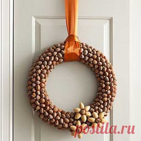 Оригинальные венок из желудей. acorn crafts: haha! Now I can use the thousands of acorns in our yard in a craft. Everyone gets an acorn wreath for Christmas!