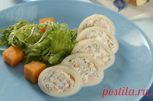 Божественно вкусные фаршированные кальмары 

Закуска — Бомба!



 

Ингредиенты:
Тушки кальмаров — 2−3шт.Сырки плавленные — 4штЧеснок — 2−3 зубчикаКреветки (крабовые палочки)Укроп, петрушкаМайонез
Приготовление:
Отварить кальмары.Очистить каль…