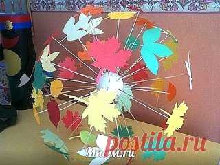 ШАР ИЗ ОСЕННИХ ЛИСТЬЕВ украшает группу воспитателя Оксаны Столь в кемеровском детском саду №203. Чтобы смастерить это ЧУДО ИНТЕРЬЕРА, потребуются: деревянные шпажки, пенопластовый шар, http://www.maam.ru/kartinki/detskie/Картинки осенних листьев и термоклей. Дерзайте!