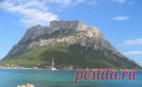 Самое маленькое королевство в мире У берегов Сардинии, по соседству с гораздо более живописными Моларо и Моларотто, лежит небольшой островок Таволара. Собственно, назвать это островом можно