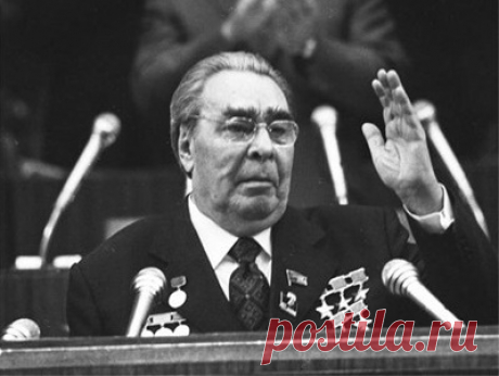 10 ноября 1982 года скончался Леонид Ильич Брежнев. Генеральный секретарь ЦК КПСС сильно болел еще с 1974 года. Список его недугов внушителен. Среди них: болезнь сердца, рак челюсти, из-за которой генсек едва говорил, подагра, эмфизема. Могла быть и лейкемия. За 3 дня до этого генсек принимал военный парад на главной площади страны и выглядел довольно неплохо. Никто не ожидал, что генсека не станет так скоро. Каковы же были причины его столь неожиданного ухода, историки спорят до сих пор.
