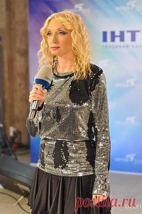 Перед  зрителем.