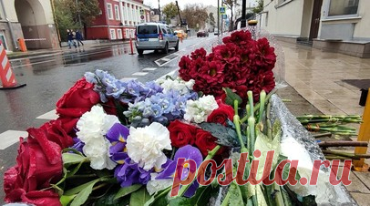 К израильскому посольству в Москве несут цветы после нападения движения ХАМАС. Люди несут цветы к израильскому посольству в Москве после атаки движения ХАМАС на Израиль. На здании приспущен флаг страны. По периметру диппредставительства дежурят машины полиции. Читать далее