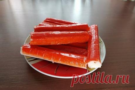 Названа единственная польза крабовых палочек. Некоторые крабовые палочки нельзя считать рыбным продуктом, поскольку нередко в них вместо рыбного фарша используют соевый протеин, рассказала и. о. декана факультета естественных наук Государственного университета просвещения Ирина Лялина. Но пользу не принесут и крабовые палочки из рыбы, уточнила она.