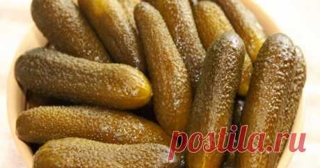 Огурцы солёные в банке (для хранения в квартире)
Ингредиенты:
Огурцы — в 3-х литр. банку 1,5 — 2 кг (зависит от размера)
Соль — на 3-х л. банку — 75 г
Чеснок — 5-6 зубков
Мука ржаная — 1 ч. л. на банку 3 л
Специи — зонтики укропа, листья смородины, вишни, лавровый лист, перец горошек, можно острый перец (количество специй по желанию)