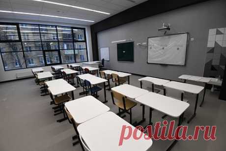 В российском городе третьеклассник принес в школу гранату. В Омске ученик третьего класса пришел в школу с гранатой и достал ее на одном из уроков. Об инциденте в российском городе сообщил Telegram-канал «Осторожно, новости». 9-летний ученик принес боеприпас в гимназию 6 марта, однако известно об этом стало только сейчас. Мальчик пронес гранату в рюкзаке.