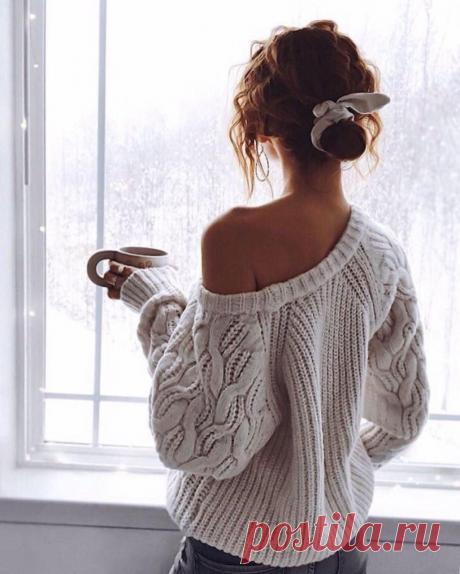 Ну и подумаешь.. об этом завтра..
А сейчас.. иди.. поставь чайник..
Шоколадом так многое можно "исправить"..
"Все наладится" - самое главное, знаешь, из правил..
Все кувырком?.. значит время "уборки"..
Все перебрать.. разложить по полкам..
Выкинуть хлам.. /и из жизни тоже/..
Кокетливо зеркалу подмигнуть.. мол "еще.. всё быть может"...
Невозможного нет.. просто случается не со всеми и редко..
Верь в исключения.. детка...
Чудо случается.. но на него не надейся..
Когда больно...