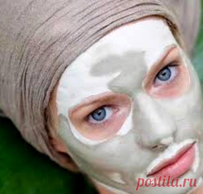 Женщина в косметической маске. Маска в цвет лица. Моск для литсо. Девушка с маской на лице. Маска в цвет лица.