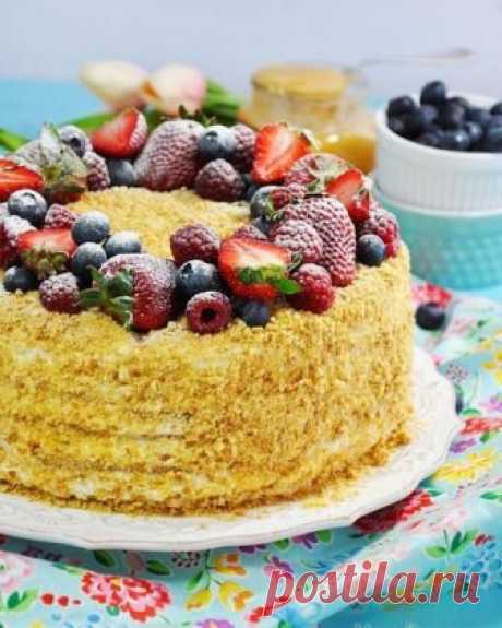 Торт "Медовик"

Сказочно вкусный торт! Сохрани рецепт, пригодится. 

Ингредиенты:

Для коржей:

Яйца — 2 шт.
Сахар — 200 г
Мед — 2 ст. л.
Сода — 1 ч. л.
Масло сливочное — 100 г
Мука — 400-500 г

Для пропитки:

Сметана — 600 г
Сахар — 200 г
Ванильный сахар — 1 ч. л.
Чернослив — 150 г
Банан — 1-2 шт.

Приготовление:

1. Приготовим тесто на водяной бане (для этого ставим на огонь кастрюлю с небольшим количеством воды и даем закипеть, поверх кастрюли нужно будет поставить миск...