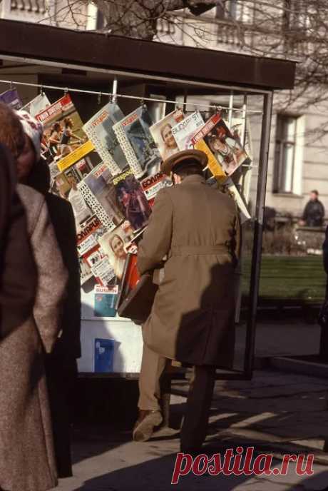 20vek.com: 1983. Москва. У киоска "Союзпечати" с журналами на иностранных языках
