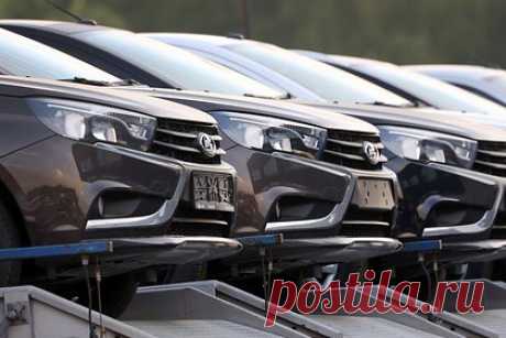 «АвтоВАЗ» назвал объем выпуска Lada Granta. В текущем году в производственных планах «АвтоВАЗа» выпуск 200 тысяч автомобилей Lada Granta, самой продаваемой и бюджетной модели в линейке предприятия, заявил президент автопроизводителя Максим Соколов. По его словам, конвейеры завода работают с высочайшей производительностью, а уровень автоматизации очень высок.