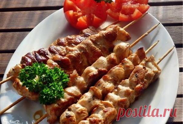 Шашлык из курицы в духовкеИнгредиенты:Филе курицы — 2 ШтукиРастительное масло — 2 Ст. ложкиЧеснок — 2 ЗубчикаСахар — 1 Ст. ложкаКориандр — 1 Ст. ложка (сухой или свежий)Соевый соус — 1 Ст. ложкаПерец чили, соль — По вкусуПриготовление:Шпажки замачиваем в воде примерно 30 минут. Куриное филе нарезаем длинными полосками.Затем филе курицы нанизываем на шпажки гармошкой. И опускаем в маринад, который готовим и...