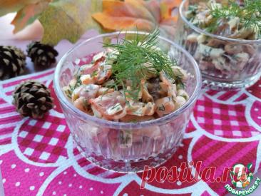 Салат "Копчёный". Довольно сытная и простая закуска. Обжаренные ломтики бекона, маринованный лучок, отварная фасоль и сыр "Косичка" в составе непременно понравятся всем поклонникам копчёно-пикантного вкуса в салатах. Угощайтесь!