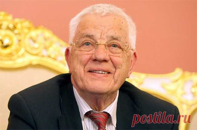 Раймонд Паулс высказался о романе с Аллой Пугачевой. О том, что между певицей и композитором «что-то есть», заговорили после песни «Маэстро».