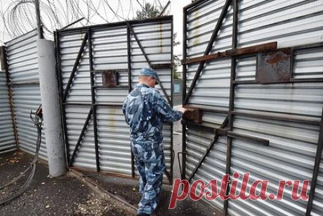 Двум российским экс-следователям выбрали наказание за расправу во время драки. В Челябинске гособвинение запросило наказание для двух бывших следователей регионального следственного управления Следственного комитета России (СКР). Кирилл Зубков и Дмитрий Зыков обвиняются в расправе над мужчиной во время драки. Зубкова хотят отправить в колонию строгого режима на восемь лет.