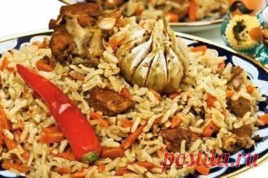 Плов. Секреты вкусного плова! Плюс поэтапное приготовление узбекского плова.
Секреты вкусного плова
- Морковь нужно резать длинной соломкой и ни в коем случае не тереть. Не бойтесь переборщить с длиной, чем длиннее соломка, тем вкуснее плов.
- Лучшая посуда для плова — толстая чугунная кастрюля, глубокая и толстая сковорода, чугунный казан. В любом варианте – с плотно прилегающей крышкой.
- Соль и специи лучше всего добавлять в середине приготовления зирвака (так восточные народы называют «за
