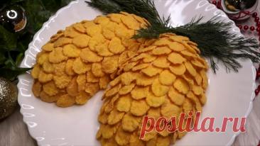 Салат «Шишки» Ингредиенты:Куриное филе – 300 грАнанасы консервированные – 1 банкаТвердый сыр – 150 грЯйца – 3 штСоль – по вкусуМайонез – 3 ст.л.Кукурузные хлопья – пол пачкиУкроп - пучок Приготовление: Куриное филе отварить в подсоленной воде до готовности.Ананасы нарезать кубиками.Сыр натереть на...