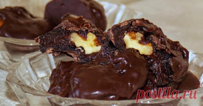 Чернослив в шоколаде Ингредиенты:Чернослив - 200 г Курага - 50 гИзюм - 50 г Грецкие орехи - 50 г Мёд - 1 ст. л. Лимонный сок - 2 ст. л. Черный шоколад - 100 гПриготовление: 1. Курагу, изюм и чернослив пропустите через мяс…